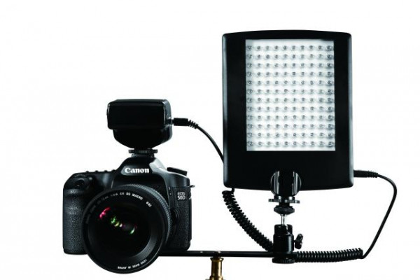 Falcon Eyes LED Lampe mit Blitz DV-120FV auf Batterie